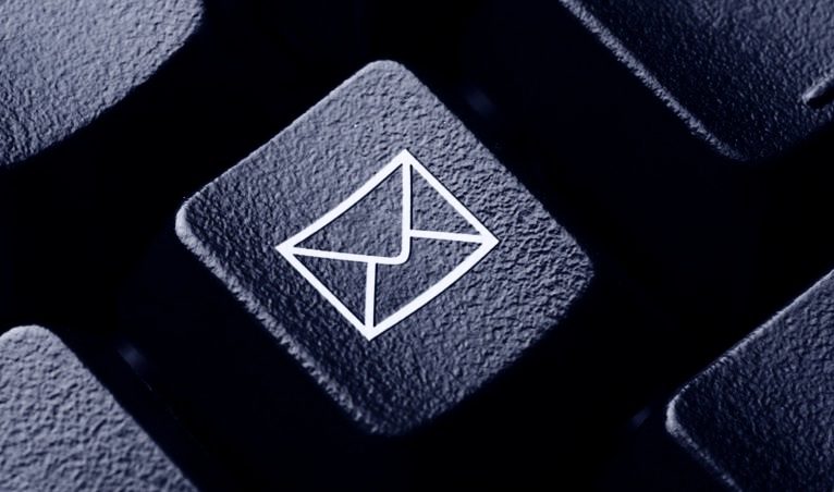 email Taste auf einer Tastatur Symbolisiert die Kontaktaufnahme um die es bei diesem Abschnitt geht.