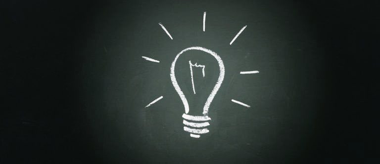 gezeichnete Glühbirne Die leuchtende Glühbirne als Syümbol für ein aufgehendes Licht. In diesem Fall auf die Antworten der häufigen Fragen bezogen.