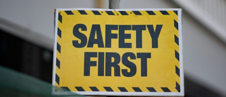 Aufklärung Gelbes Warnschild mit schwarzem Text "SAFETY FIRST".